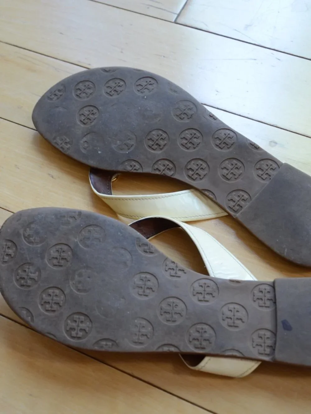 Tory Burch Thora Beige Leather Gold Logo Thong Flat Sandals Size 11M